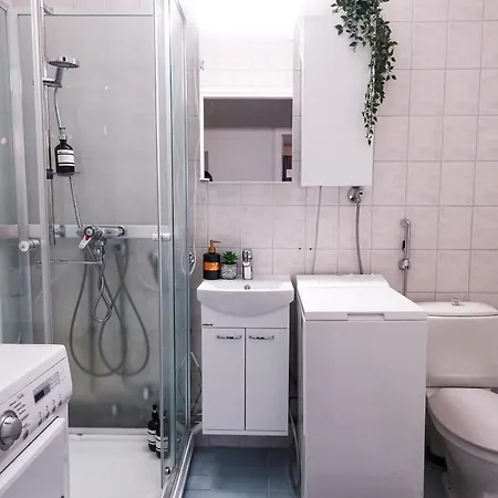 Cozy 2br Retreat W Balcony Serene Apartment *
